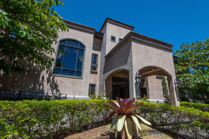 VENTA DE CASA AMUEBLADA, ALAJUELA, LA GUÁCIMA, HACIENDA LOS REYES en Alajuela — $1,150,000 - Foto 2 de 28