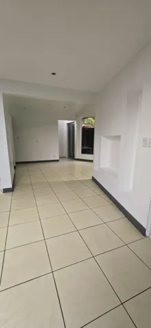 Casa esquinera de 2 plantas, 3 habitaciones y 3 parqueos | La Trinidad, Moravia en La Trinidad, Moravia, San José — ₡ 120 000 000 - Foto 3 de 9