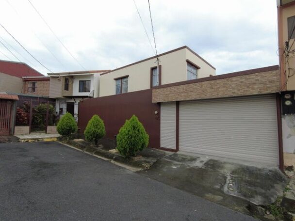 Se vende espaciosa casa con patio en Gravillas de Desamparados 25-553 en Gravilias, Desamparados, San José — ₡ 135 000 000