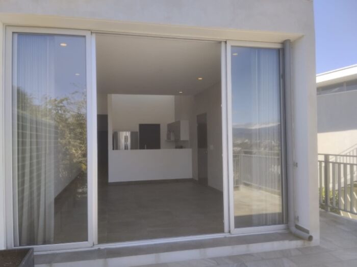 VENTA DE APARTAMENTO CON LÍNEA BLANCA, ESCAZU, GUACHIPELÍN, CONDOMINIO THE IVY - 9847017 en Escazú, San José — $320,000
