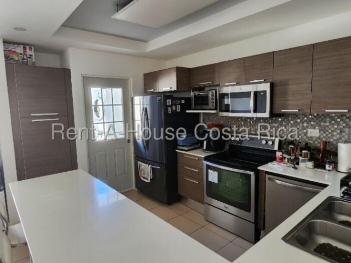 Venta de casa en condominio con jardín y acceso inmediato a Ruta 27 #26-1429 GS in Brasil, Santa Ana, San José — $222,000