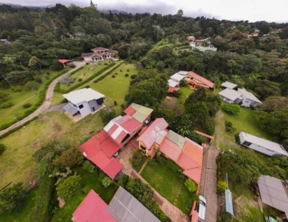 Se venden casa y apartamentos para inversión en Ángeles Heredia 25-1604 en Ángeles, San Rafael, Heredia — $439,000