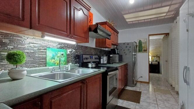 Venta de Casa 3 hab. con apartamento 4 hab. en residencial en Ipis Goicoechea en Ipís, Goicoechea, San José — $196,000