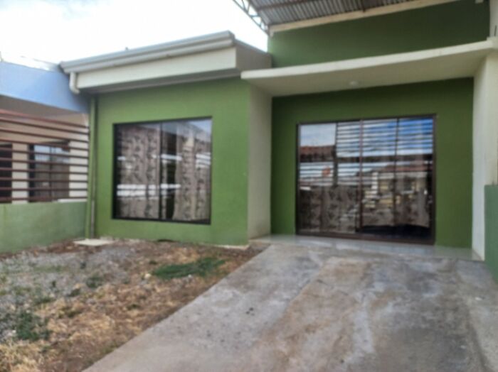 Se alquila casa con finos acabados en Guácima, Alajuela — ₡ 350 000