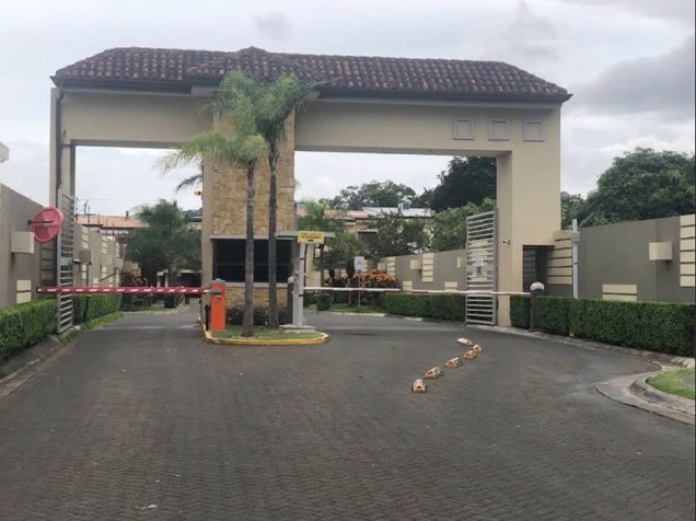 VENTA DE CASA, SAN JOSE, CONDOMINIO SANTA ANA HILLS en Salitral, Santa Ana, San José — $220,000