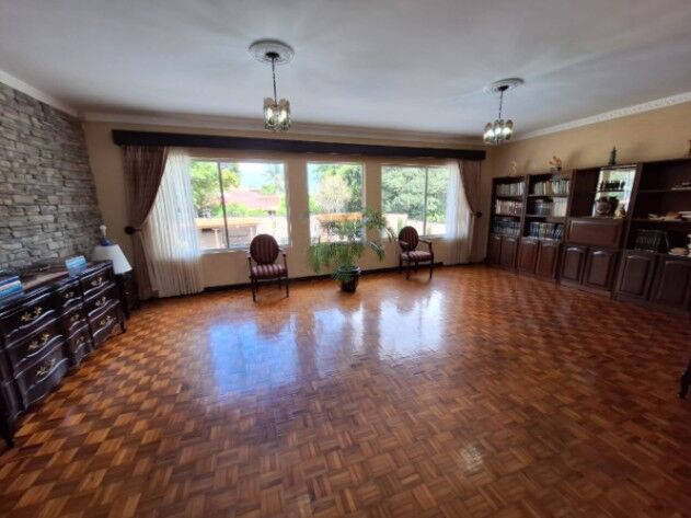 ALQUILER CASA DE LUJO CON PISCINA PROPIA Y MUY AMPLIA  en Colón, Mora, San José — $4,800