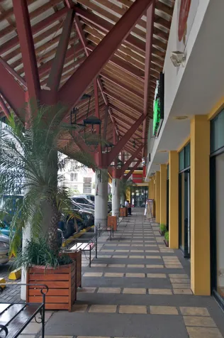 Local comercial  en alquiler en Plaza Laureles Escazú en San Rafael, Escazú, San José — $1,572 - Foto 2 de 9