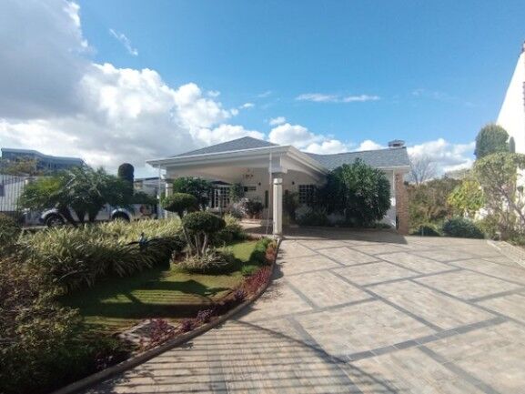 Casa con lujo y comodidad en amplio lote. Guachipelín, Escazú in San Rafael, Escazú, San José — $980,000