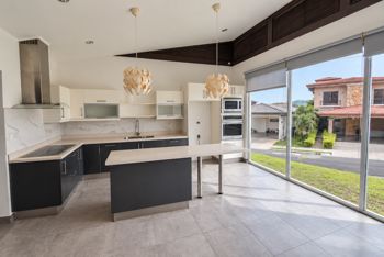 Casa de 3 Habitaciones en Condominio Veredas del Arroyo en Guácima, Alajuela — $1,900 - Foto 4 de 18