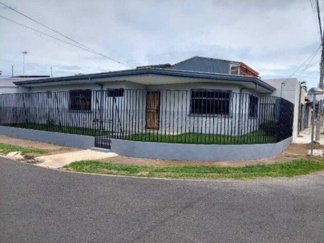 Venta casa esquinera con jardín y cochera techada, cerca de zonas francas #26-1819 GS en San José, Alajuela — $150,215