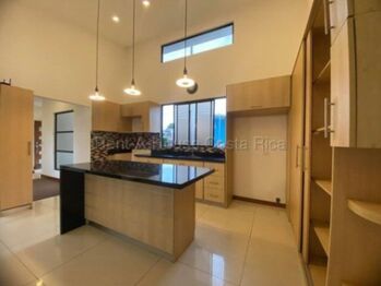 Alquiler casa moderna 4 habitaciones con jardín y techos altos #26-1832 GS en Puente De Piedra, Grecia, Alajuela — $1,350 - Foto 5 de 16
