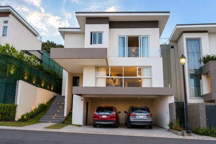 Casa #6 en Venta Condominio Lomas 2370 en Guachipelin in Santa Ana, San José — $680,000
