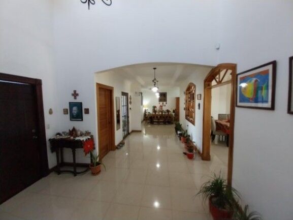 Se vende espaciosa casa con lote de 2.042m2 en Salitral Santa Ana 23-1553 en Salitral, Santa Ana, San José — $855,000