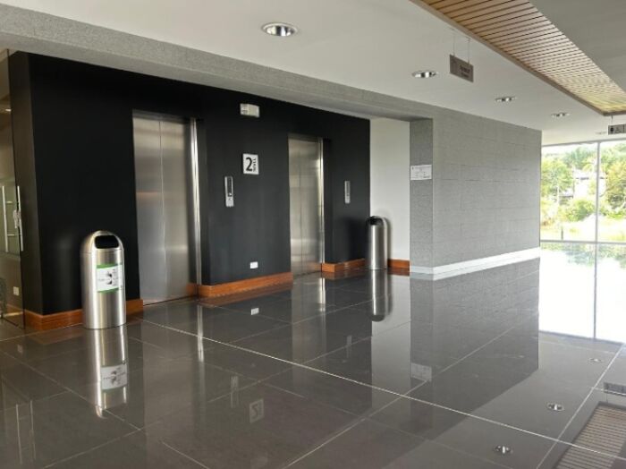 Se alquila local comercial en Pozos Santa Ana 25-706 in Pozos, Santa Ana, San José — $2,360