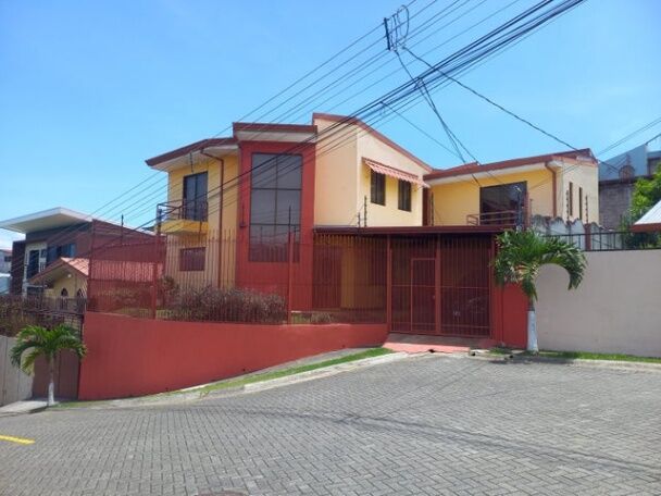 Se vende propiedad con casa y apartamento en Mata de Plátano 24-1718 in Mata de Plátano, Goicoechea, San José — ₡ 140 000 000