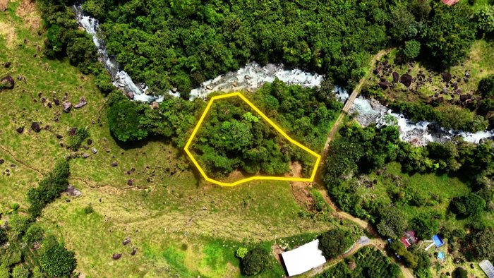 VENTA DE LOTE RESIDENCIAL DE 2.000 M2 FRENTE AL RIO PEÑAS BLANCAS EN SANTA ELENA, PEREZ ZELEDON en San Isidro De El General, Pérez Zeledón, San José — ₡ 15 000 000