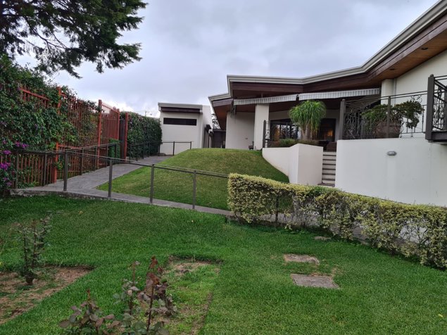 Casa en venta Montes de Oca, Uso Mixto, Hermosas Vistas 5PDN8111656 in San Rafael, Montes De Oca, San José — $950,000 - Photo 2 of 20