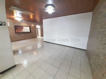 Amplia casa de 1 nivel con 4 habitaciones, patio techado y parqueo para 2 vehículos #26-1694 GS en Guadalupe, Goicoechea, San José — $170,000 - Foto 5 de 10