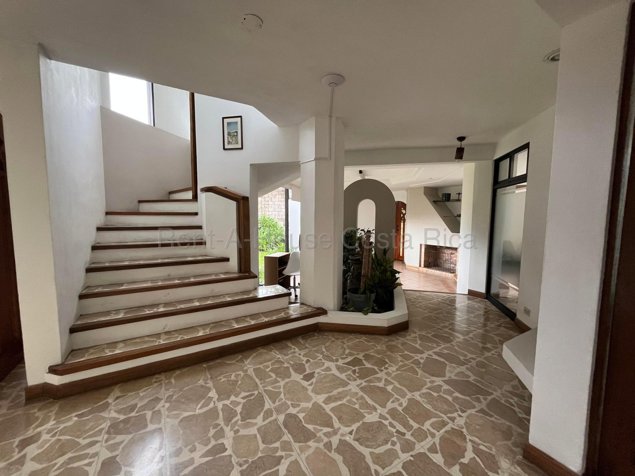 Alquiler de casa con amplio jardín y chimeneas en Granadilla #27-786 GS en Granadilla, Curridabat, San José — $420,000 - Foto 3 de 11