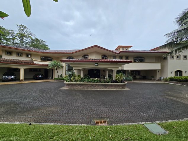 Mansión en venta en Escazu in Escazú, San José — $7,000,000 - Photo 2 of 55