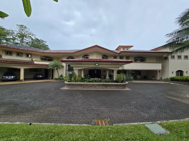 Mansión en venta en Escazu in Escazú, San José — $7,000,000 - Photo 2 of 55