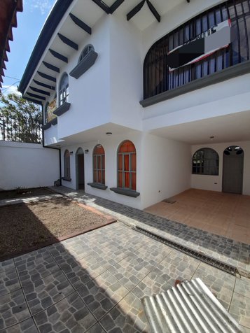 SE VENDE CASA DE USO COMERCIAL, SABANILLA MONTES DE OCA en Sabanilla, Montes De Oca, San José — $215,000 - Foto 3 de 35