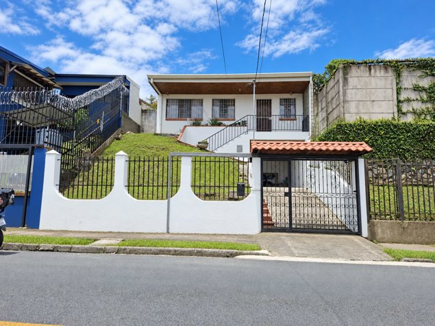 Amplia casa en alquiler en San Vicente de Moravia | 3 habitaciones, 2 baños y cochera 🏡 in San Vicente, Moravia, San José — ₡ 625 000