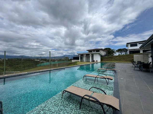 ESTRENE CASA DE LUJO EN CONDOMINIO TERUMA, MORAVIA.m en San Vicente, Moravia, San José — ₡ 175 000 000