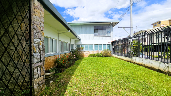 Venta de Amplia Casa con Apartamento en Montes de Oca en San Pedro, Montes De Oca, San José — $475,000