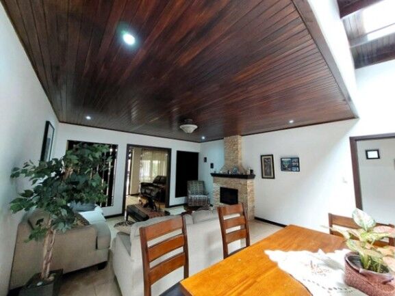 Se vende lujosa casa con uso de suelo mixto en Santo Tomas Heredia 25-1934 en Santo Tomás, Santo Domingo, Heredia — $520,000