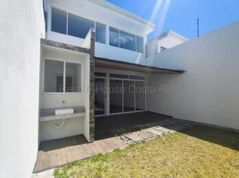 VENTA DE MODERNA CASA EN SAN RAFAEL DE HEREDIA. CLIMA FRESCO. en San Josecito, San Rafael, Heredia — $315,000 - Foto 5 de 10