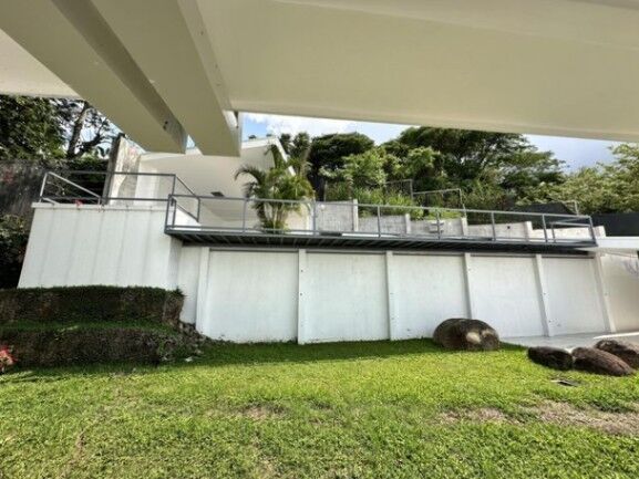 Se vende lujosa casa con piscina y amplio lote en Rio Oro 26-578 en Piedades, Santa Ana, San José — $575,000