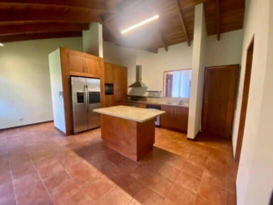 Se vende espaciosa casa con amplio lote en Escazú Centro 23-2872 en Escazú, San José — $780,000