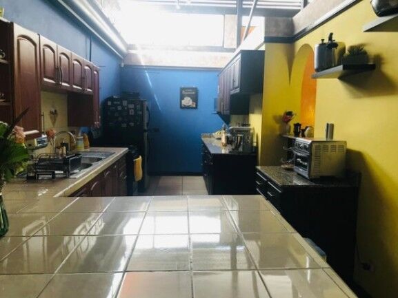 MLS-26-1130 KQ VENTA PROPIEDAD CON 2 CASAS CATEDRAL SAN JOSE CONTACTENOS AL # 88987222 en Catedral, San José — $350,000