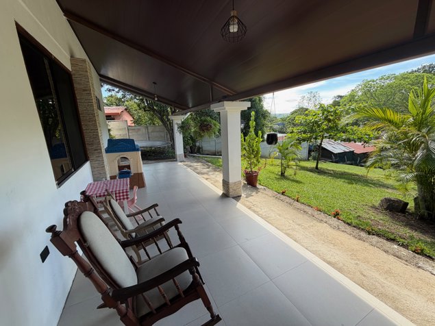 Casa principal y casa de huéspedes en un terreno de 1471m2 en Atenas, Alajuela — $345,000
