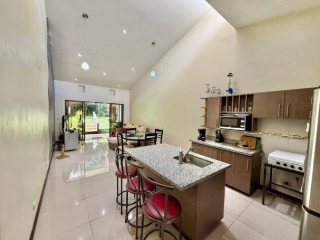 VENDO 2 CASAS INDEPENDIENTES EN SAN ANTONIO DE ESCAZÚ. in San Antonio, Escazú, San José — ₡ 165 000 000