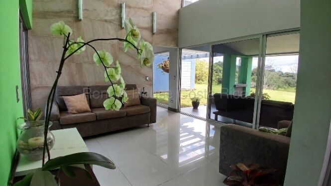  Venta Casa amplia 1 nivel con vistas, jardines y 5 parqueos #26-1877 GS en Mercedes Sur, Puriscal, San José — $375,000