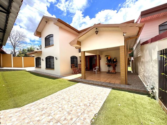 Turn Key Spacious Home with Pool- Grecia Alajuela en Grecia, Alajuela — $364,000 - Foto 3 de 49