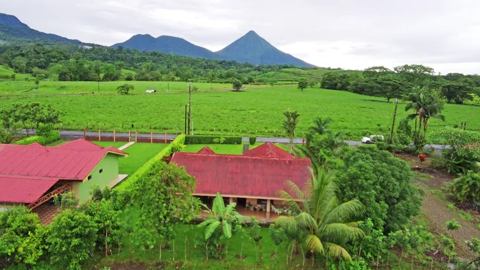 Casa de Oportunidad con Majestuosa Vista al Volcán Arenal en La Fortuna, San Carlos, Alajuela — $350,000