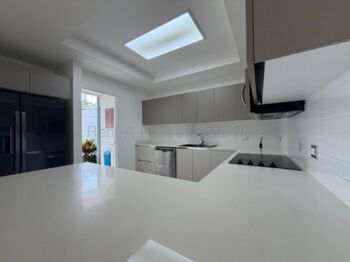Se alquila casa en San Rafael Escazú 27-221 en San Rafael, Escazú, San José — $2,700 - Foto 5 de 24