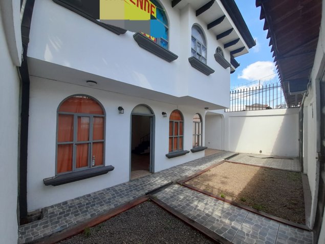 SE VENDE CASA DE USO COMERCIAL, SABANILLA MONTES DE OCA en Sabanilla, Montes De Oca, San José — $215,000 - Foto 2 de 35