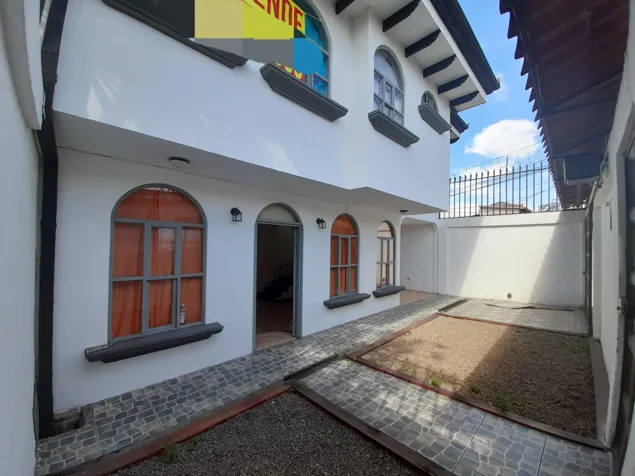 SE VENDE CASA DE USO COMERCIAL, SABANILLA MONTES DE OCA en Sabanilla, Montes De Oca, San José — $215,000 - Foto 2 de 35