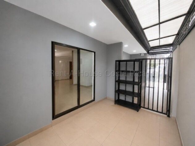 Venta de Casa en Brasil de Santa Ana.  en Brasil, Santa Ana, San José — ₡ 118 000 000