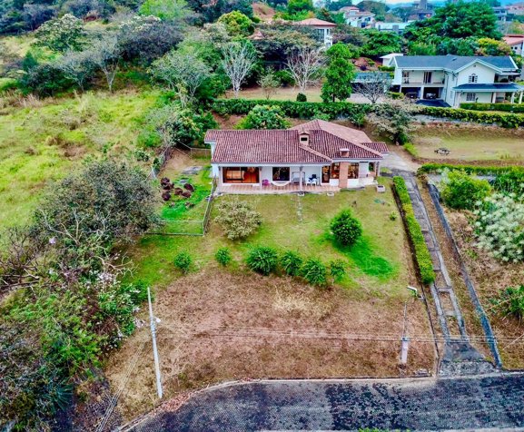 Encantadora casa de 3 hab. con vista a la montaña en Grecia, Alajuela in Grecia, Alajuela — $435,000 - Photo 2 of 10