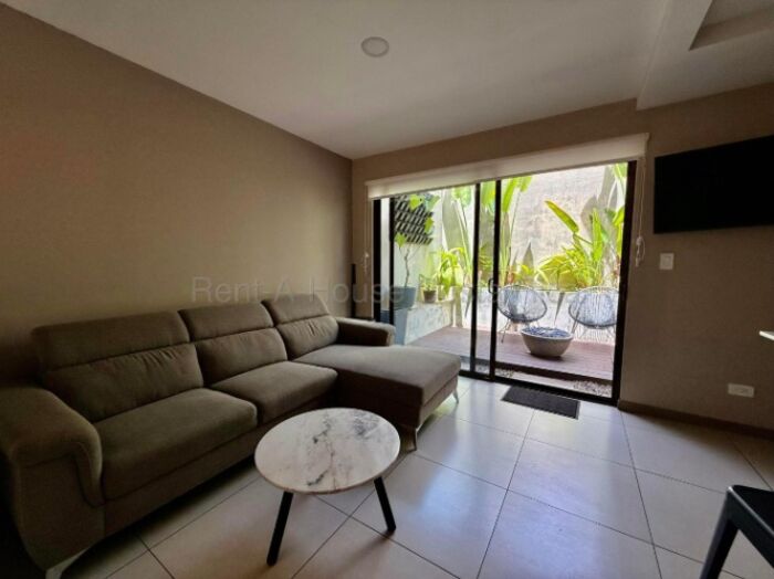 Se alquila casa en San Antonio Escazú 26-2098 en San Antonio, Escazú, San José — $1,850