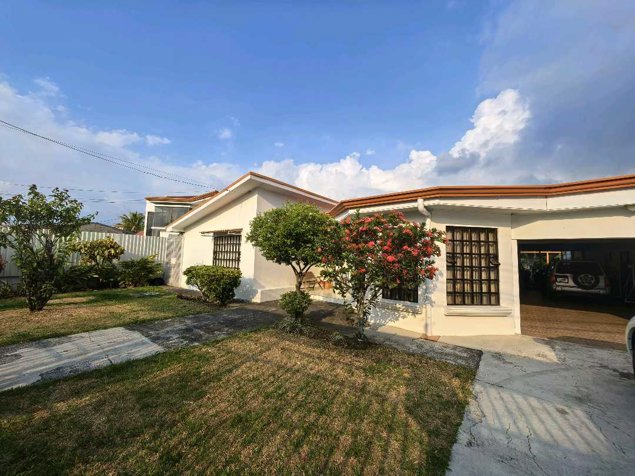 Venta de casa en Guachipelin uso de suelo mixto terreno de 916 m2 in San Rafael, Escazú, San José — $850,000