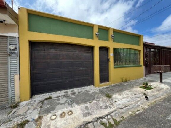 Se vende espaciosa casa con patio en San Vicente de Moravia 25-1573 in San Vicente, Moravia, San José — $178,500