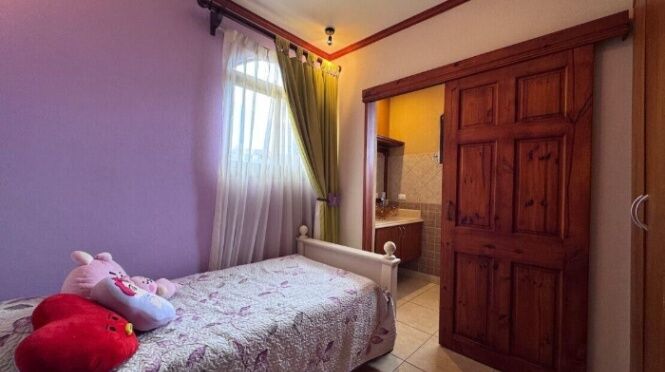 ¡Gran Oportunidad! Venta de Casa Esquinera en Condominio Lomas de Granadilla en Granadilla, Curridabat, San José — $298,000
