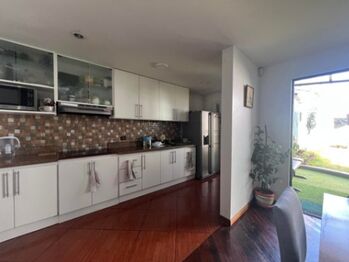 🏡 ¡Espacio, luz y ubicación perfecta en Anselmo Llorente!  26 1440  en Anselmo Llorente, Tibás, San José — $275,000 - Foto 4 de 12
