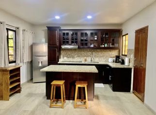 Casa renovada a corta distancia de Playa Tamarindo en Tamarindo, Santa Cruz, Guanacaste — $299,000 - Foto 4 de 11
